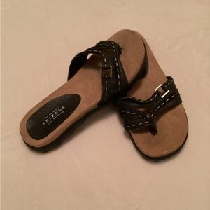 Arizona Jean Company women’s Black and Tan Slide Sandals Size 8
